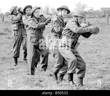 Papas Armee; Schauspieler Clive Dunn, spielt Corporal Jones Ian Lavender als Hecht, Arnold Ridley als Godfrey, James Beck als Private Walker, John Laurie als Frasier in der BBC Fernsehapparat Reihe Papas Armee gesehen Dreharbeiten an Originalschauplätzen in Thetford Norfolk.; Die Besetzung eine Angriff Kurs Szene filmten.; 72 4866; © DM Stockfoto