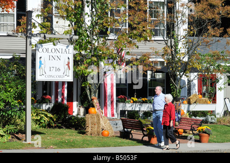 Colonial Inn, ca. 1716 in historischen Concord Massachusetts im Herbst mit ein älteres Ehepaar spazieren, Kürbisse, Zeichen und Gebäude Stockfoto