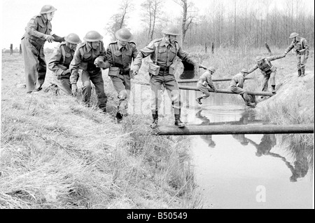 Papas Armee; Schauspieler Clive Dunn, Corporal Jones Recht auf linken Ian Lavender als Hecht, James Beck als Private Walker, John Laurie als Frasier und Arnold Ridley als Godfrey in der BBC Fernsehapparat Reihe Papas Armee gesehen Dreharbeiten an Originalschauplätzen in Thetford Norfolk spielt.; Die Besetzung eine Angriff Kurs Szene filmten.; 72 4866; © DM; Anglia Presse für DM Stockfoto