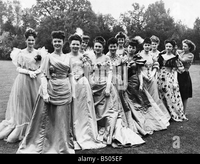 Kurz nach Sonnenaufgang auf dem Rasen des Shepperton Studios zuerst die parade; nicht alle macht Spaß, in Filmen. Diese zeigen Mädchen alles mit verschiedenen Frisuren, auf der Parade in Shepperton Studio Blick glamourös sein und mit Haar perfekt um 07:00 für ihre Rolle in Sir Alexander Korda neuer film "Ein idealer Gatte".; Hier sind sie auf der Hair Dressing Parade, ein letztes Mal von dem Friseur, bevor sie am Set gehen.; Mai 1947 Stockfoto