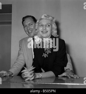 Bill Haley bei seinem ersten Besuch in England, die weitgehend von der Daily Mirror Bill mit seiner Frau an Bord der Queen Elizebeth bei seiner Ankunft in Southampton gesponsert wurde Stockfoto