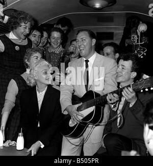 Bill Haley auf seinem ersten Besuch in England, die weitgehend von den Daily Mirror Rocking Fans im Zug mit Bill aus Southampton zur Waterloo Station gesponsert wurde Stockfoto