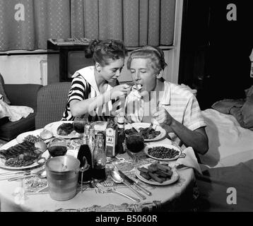 Jerry Lee Lewis Rock and Roll Sänger feeds Mai 1958 mit seinen 13 Jahre alten Frau Myra Myra Jerry Lee, während sie ihr Abendessen in ihrem Hotelzimmer Essen Stockfoto