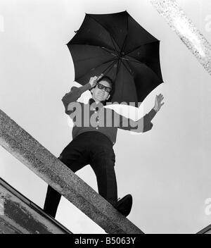 Amerikanischen Sänger Roy Orbison hält einen Regenschirm Oktober 1964 im ATV-Haus in London, wo er einen TV Vertrag im Wert von 10 000 für 2 unterschrieben hat, zeigt auf ITV Stockfoto