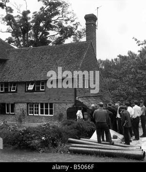 Um Brian Jones Fahrer Tom Keylock außerhalb Cotchford Farm in Sussex am Morgen nach dem tragischen Tod des ehemaligen Rolling Stone Brian Jones Tom Keylock Juli 1969 Reporter drängen wurde tot in den frühen Morgenstunden des 3. Juli erklärt, dass seine Leiche entdeckt wurde, dass unbewusste im Pool nach eine langen Nacht schwimmen Cotchford Farm früher vom Autor A A Milne am besten bekannt für seine Schöpfung von Winnie The Pooh gehörte Stockfoto