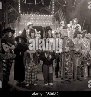 Die Rolling Stones im Dezember 1968 Bild nach der Aufnahme ihre Rock'n'Roll-Zirkus-Show in den Intertel Studios in Wembley London speziell für das Screening über aufgezeichnet ChristmasMick Jagger gekleidet als Zirkusdirektor John Lennon Yoko Ono Keith Richards Charlie Watts Brian Jones Bill Wyman Unterhaltung Musik Studio Gruppen Zirkus Darsteller der 1960er Jahre Stockfoto