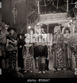 Die Rolling Stones im Dezember aufgenommen 1968 Bild nach der Aufnahme ihre Rock'n'Roll-Zirkus-Show in den Intertel Studios in Wembley London speziell für das Screening über Weihnachten Mick Jagger gekleidet als Zirkusdirektor John Lennon Yoko Ono Keith Richards Charlie Watts Brian Jones Bill Wyman Unterhaltung Musik Studio Gruppen Zirkus Darsteller der 1960er Jahre Stockfoto