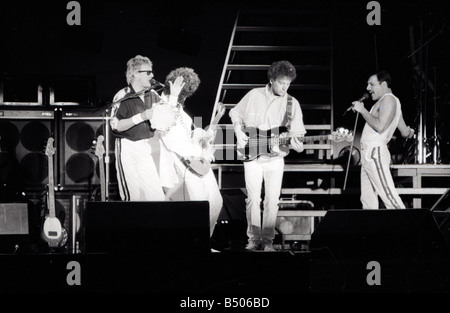 Queen Rock Group Freddie Mercury Brian May John Deacon Roger Taylor Queen Konzert in St James Park in Newcastle Freddie Mercury der 1980er Jahre Stockfoto