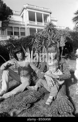 Keith Richards hier mit seiner Frau Anita und seinem Sohn Marlon in ihrer Villa in Südfrankreich zu sehen, während die Rolling Stones in Exile on Main Street an der Villa Nellcote aufgenommen Stockfoto