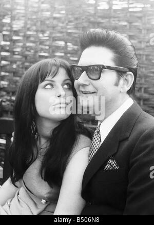 Roy Orbison-Sängerin, die Einführung seiner neuen Frau Barbara Anne Marie die Tochter eines deutschen Diplomaten in London auf ihre Ankunftstage nachdem sie geheiratet hatte Stockfoto