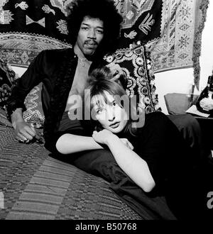 Jimi Hendrix mit Freundin Kathy Etchingham in seinem 1969 Mayfair flach Stockfoto