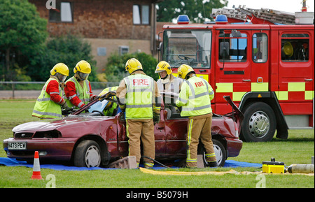 Feuerwehr-Demonstration des Schneidens des Dachs ein Auto bei einem Unfall Stockfoto