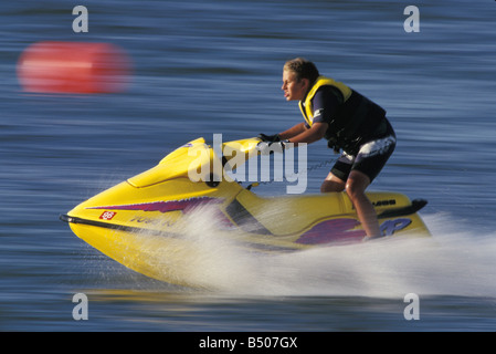 Teenager auf seinem Jet-Ski fahren. Stockfoto