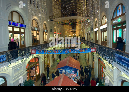 Das Kaufhaus GUM, geschmückt in Weihnachtsschmuck, Roter Platz, Moskau Stockfoto