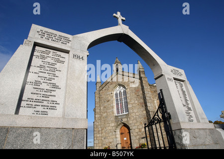 Das Kriegerdenkmal vor Kintore Pfarrkirche in Kintore Dorf, Aberdeenshire, Schottland, Großbritannien Stockfoto