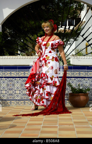 Schöne blonde mittleren gealterten spanische Frau in traditioneller Tracht Stockfoto