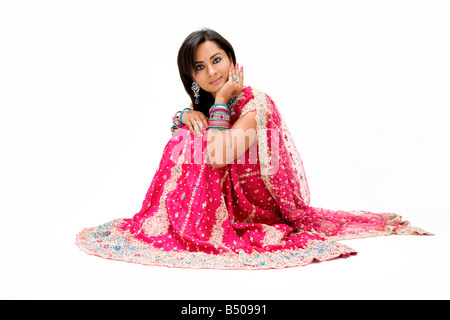 Schöne Bangali Braut in buntes Kleid sitzt isoliert Stockfoto