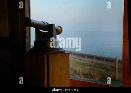 Altmodische Teleskop Blick auf das Meer von einer Wetterstation im Samphire Hoe Naturreservat in der Nähe von Dover, Kent Stockfoto