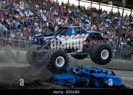 MONSTER-TRUCK-Equalizer im Wettbewerb bei den Monster Truck Challenge auf dem Orange County NY Fair Speedway Stockfoto