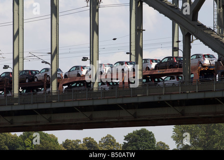 Neue Autos transportiert werden, mit der Bahn aus dem Ford-Werk in Köln, Nordrhein-Westfalen, Deutschland. Stockfoto