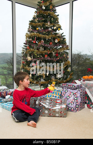 Weihnachtsschmuck und Geschenke in einem Englisch-Haus Stockfoto