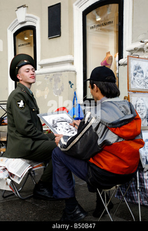 Aug 2008 - russischer Soldat mit seinem Porträt gemalt am Nevsky Prospect Street St. Petersburg Russland Stockfoto