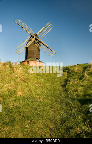 Auf der Suche auf grasbewachsenen Hügel, Brill Windmühle 17. Jahrhundert Holzpfosten Mühle Buckinghamshire England Stockfoto