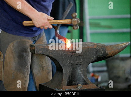 Hufschmied machen ein Hufeisen mit einem Amboss Stockfoto