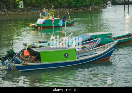 Angelboot/Fischerboot am Sematan nr Kuching Sarawak Malaysia Stockfoto