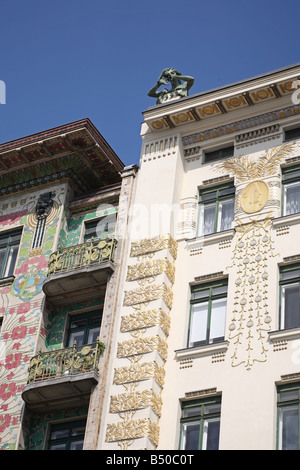 Wien, Linke Wienzeile Nr. 38 Und 40, Wohnhaus von Otto Wagner 1898-1899, '''Majolikahaus '', Balkone Und Nachbarhaus, Ranken " Stockfoto