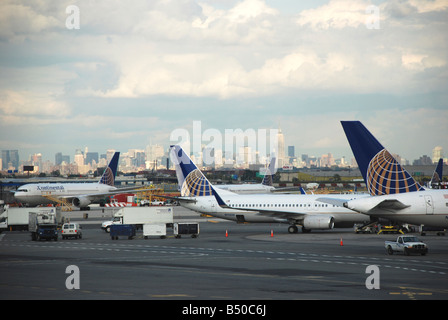 Continental Airlines Flugzeuge auf einem Ständer am Newark Liberty Airport mit der Skyline von New York am Horizont Stockfoto