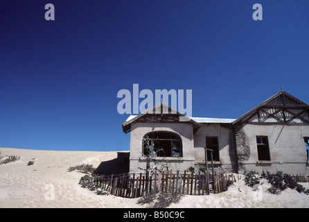 Ein verlassenes Haus umgeben von Wüste in der Geisterstadt von Kolmanskop eine verlassene Diamantenmine Stockfoto