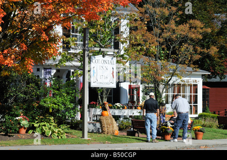 Die Außenseite des Colonial Inn, ca. 1716 im Historischen Concord Massachusetts im Herbst mit Menschen, Kürbisse, Zeichen und Gebäude USA Stockfoto