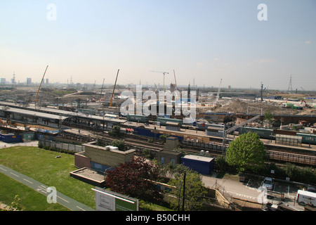 Blick vom in der Nähe von Stratford Bahnhof Stratford International Station und die Olympischen Spiele London 2012-Website. (Mai 2008) Stockfoto