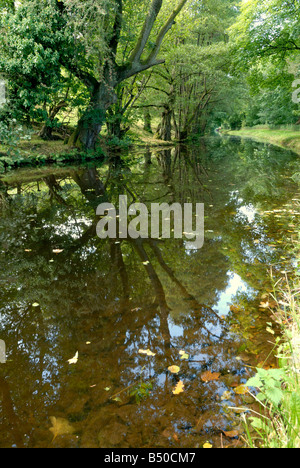 Monmouthshire und Brecon Canal in der Nähe von Wanderungen auf Usk Stockfoto