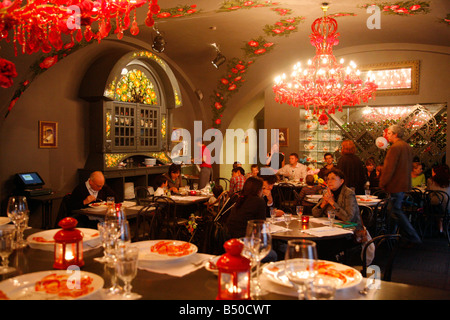 Aug 2008 - Leute sitzen in der gehobenen Sadko Restaurant St. Petersburg Russland Stockfoto