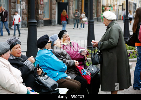 Aug 2008 - ältere Frauen sitzen auf einer Bank Petersburg Russland Stockfoto
