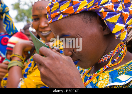 13. Juli 2007 junge Fulbe-Frau in Bele Kwara Niger gilt blau Make-up für ihr Gesicht Stockfoto