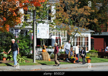 Colonial Inn, ca. 1716 in historischen Concord Massachusetts im Herbst mit Menschen, Kürbisse, Zeichen und Gebäude Stockfoto