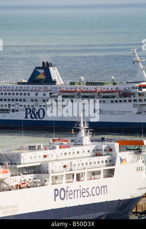 Fähren im Hafen von Dover überqueren Stockfoto