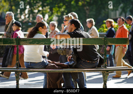 Paar sprechen auf einer Parkbank neben dem Fluss Seine. Paris, Frankreich. Stockfoto