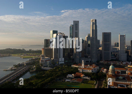 Der frühen Morgensonne fällt auf die Finacial Business District Stockfoto