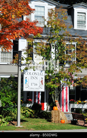 Außenseite des Historic Colonial Inn circa 1716 in Concord, Massachusetts im Herbst ohne Personen Stockfoto