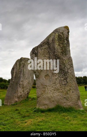 Avebury Neolithischer Steinkreis, ein Henge. Das North West Quarter, zwei große Steine in der Bucht, unter grauen starken Regensturmwolken, stimmungsvoll. Stockfoto