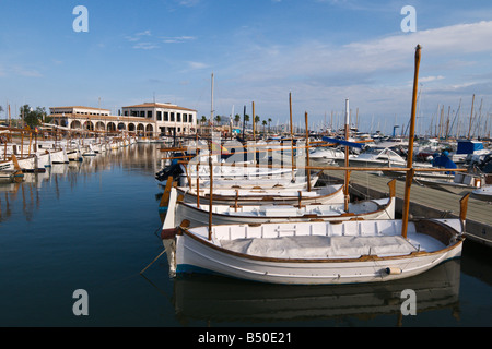 Angelboote/Fischerboote vertäut im Hafen von Pollensa, Mallorca, Spanien Stockfoto
