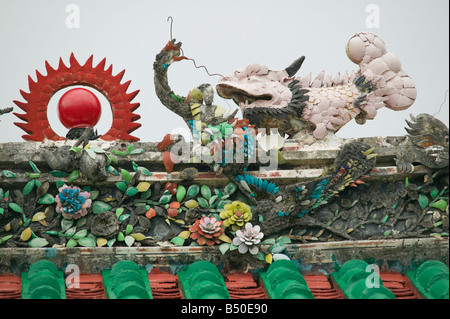 Detail der Dekoration auf dem Dach von einem chinesischen Tempel Sibu Sarawak Malaysia Stockfoto