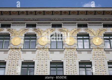 Wien, Linke Wienzeile Nr. 38, Wohnhaus von Otto Wagner 1898-1899, Goldene Medaillons von Koloman Moser Stockfoto