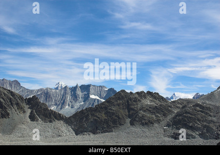 Mountain View (Dent Blache, Aiguilles De La Tsa und das Matterhorn) von der Cabane des Dix, Schweizer Alpen. Stockfoto