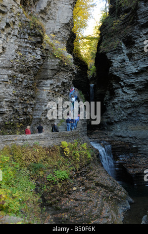 Besucher in Watkins Glen-Schlucht entlang wandern. Stockfoto