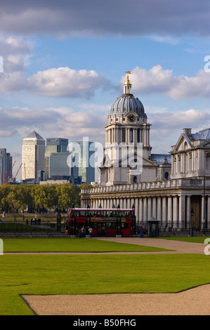 Old Royal Naval College und Wolkenkratzer von Canary Wharf hinten gesehen vom Greenwich Park SE10 London Vereinigtes Königreich Stockfoto